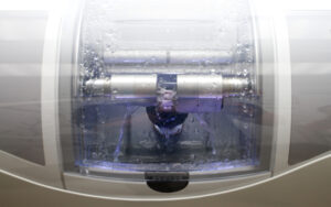 Dentiste posant un inlay ou onlay céramique à Paris 16 au cabinet Dr Teasdale.