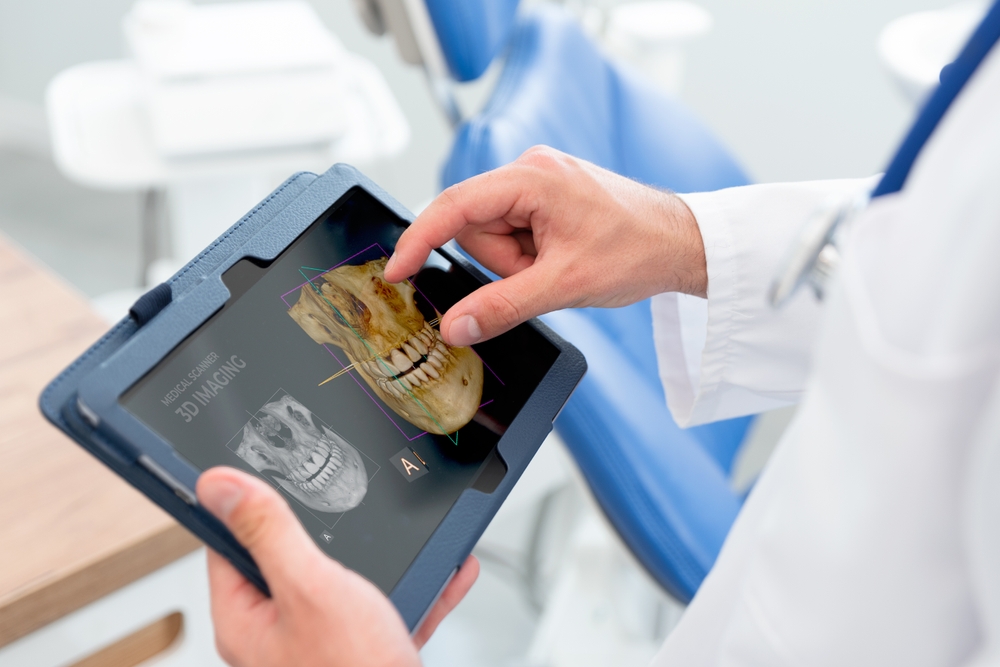 Dentiste analysant un scan CBCT 3D pour un diagnostic endodontique précis au cabinet du Dr Teasdale, Paris 16.