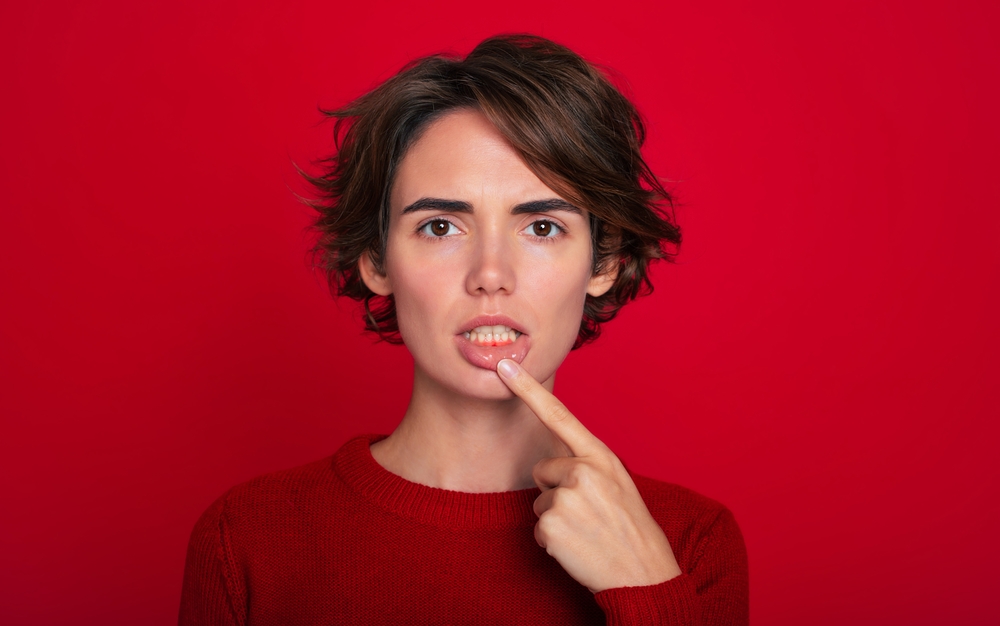 Dentiste examinant les gencives pour un diagnostic de parodontite au cabinet du Dr Teasdale, Paris 16.