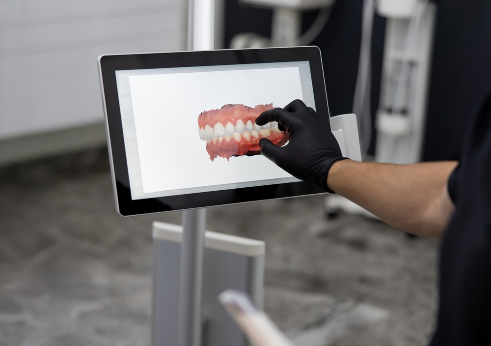 Dentiste utilisant la dentisterie numérique à Paris 16 pour planifier un traitement.