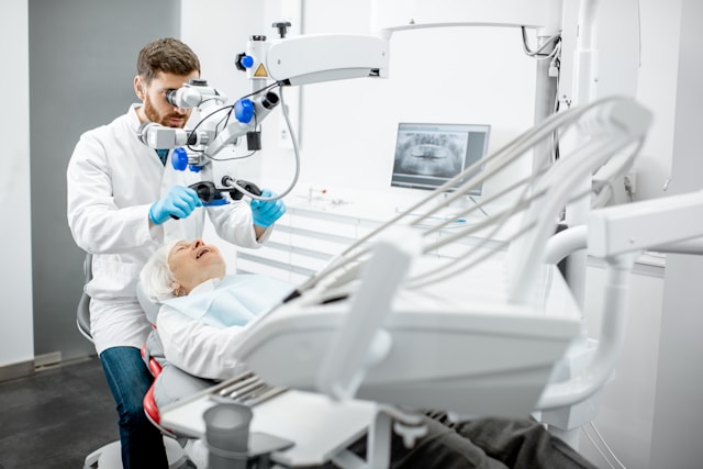 Consultation d'endodontie microscopique à Paris pour décider entre sauver la dent ou l'extraire.