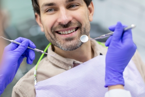 Traitement d'endodontie à Paris 16 réalisé sous microscope opératoire pour une précision maximale.