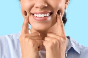 Comparaison entre un détartrage classique et un traitement parodontal sous microscope à Paris.