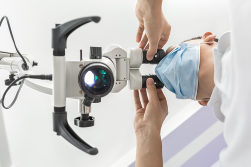 Dr Teasdale réalisant une endodontie microscopique à Paris pour sauver une dent dévitalisée.